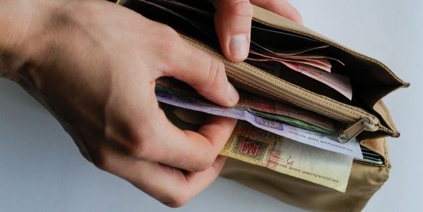 Стало відомо, як змінилися зарплати держслужбовців
