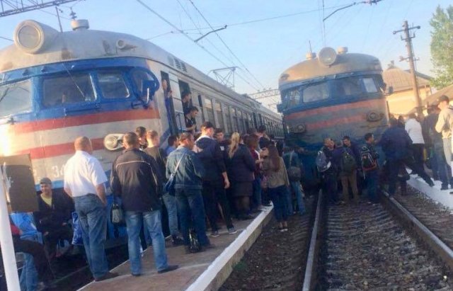 Люди більш як на годину блокували рух електрички Львів – Мукачево (ФОТО, ВІДЕО)