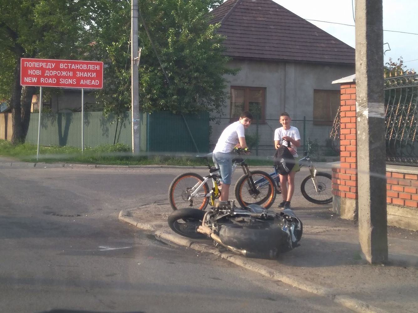 У Мукачеві сталась ДТП: зіткнулись автомобіль та мотоцикл
