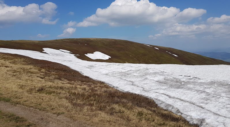На горах Закарпаття і досі лежать гектари снігу