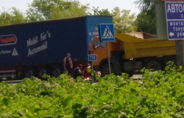На виїзді з Мукачева під колеса вантажівки потрапила дівчина-велосипедист