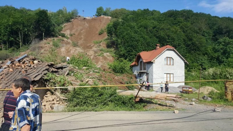 Кам’яне цунамі: на Мукачівщині зсув знищив кілька будинків (фото, відео)