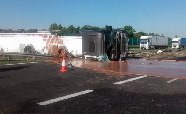 На трасі у Польщі перекинулась цистерна з рідким шоколадом і заблокувала рух