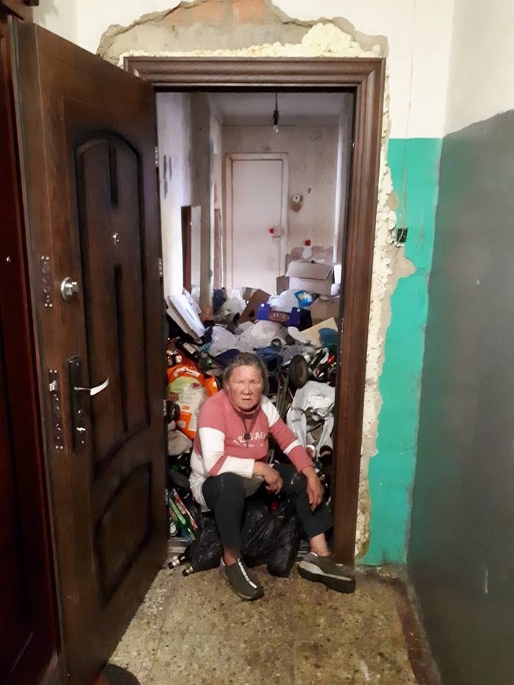 В Ужгороді сусіди скаржаться на жінку, яка перетворила квартиру на сміттєзвалище (ФОТО)
