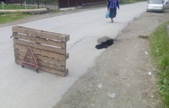 На Рахівщині на аварійному мосту утворилася велика яма (ФОТО)