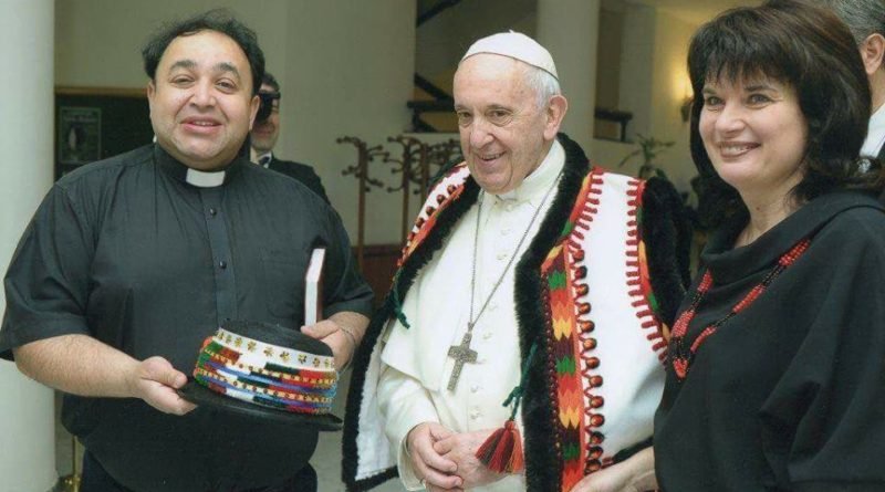 Папа Римський одягнув традиційне вбрання карпатських гуцулів / ФОТО