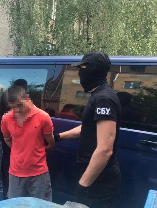 Закарпатський прикордонник брав хабарі за сприяння контрабанді сигарет (Фото)