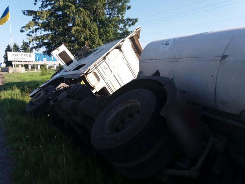 При в’їзді в місто Ужгород перекинувся бензовоз (ФОТО)
