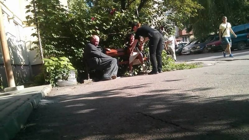 Неадекватна поведінка п’яної жінки в Ужгороді поблизу дитячого майданчика (ВІДЕО)