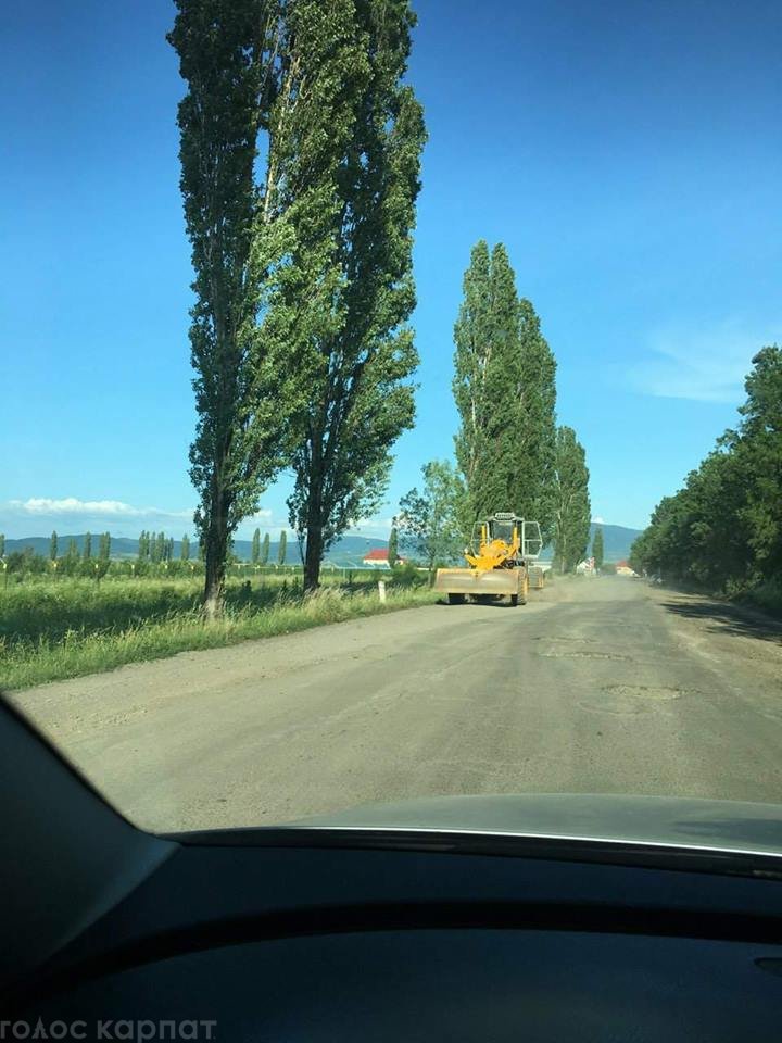 Жителі Виноградівщини вирішили власними силами розрівняти дорогу на Теково (ФОТО)