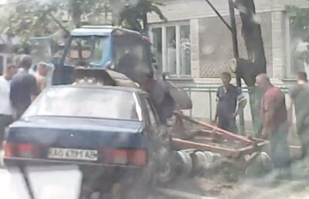 На Виноградівщині ВАЗ врізався в трактор на узбіччі (ВІДЕО)