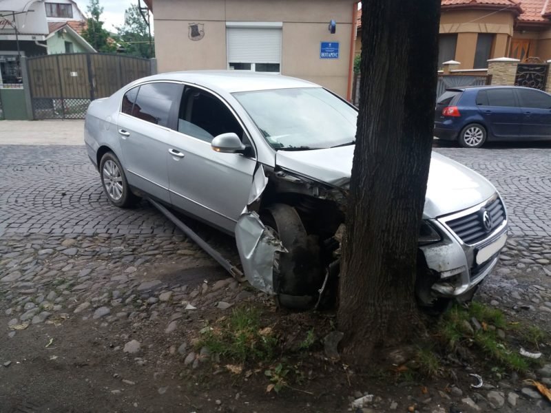 П’яний водій у Мукачеві влетів у дерево: дивом ніхто не постраждав (ФОТО)