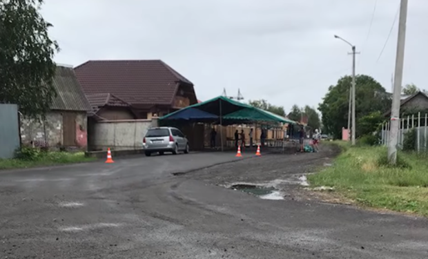 У Мукачеві цигани перекрили вулицю величезним шатром (ВІДЕО)