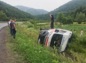 "Швидка" на трасі перекинулась у кювет разом із пацієнтом (фото)