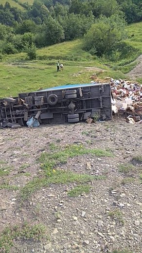 На Закарпатті вантажівка зірвалась з підйому і перекинулась (ФОТО)