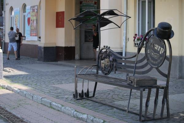 З'явилася нова фотозона! У Мукачеві встановили театральну лавицю
