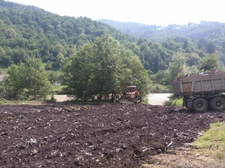 На Рахівщині біля річки несанкціоноване сміттєзвалище, намагалися приховати (фото)