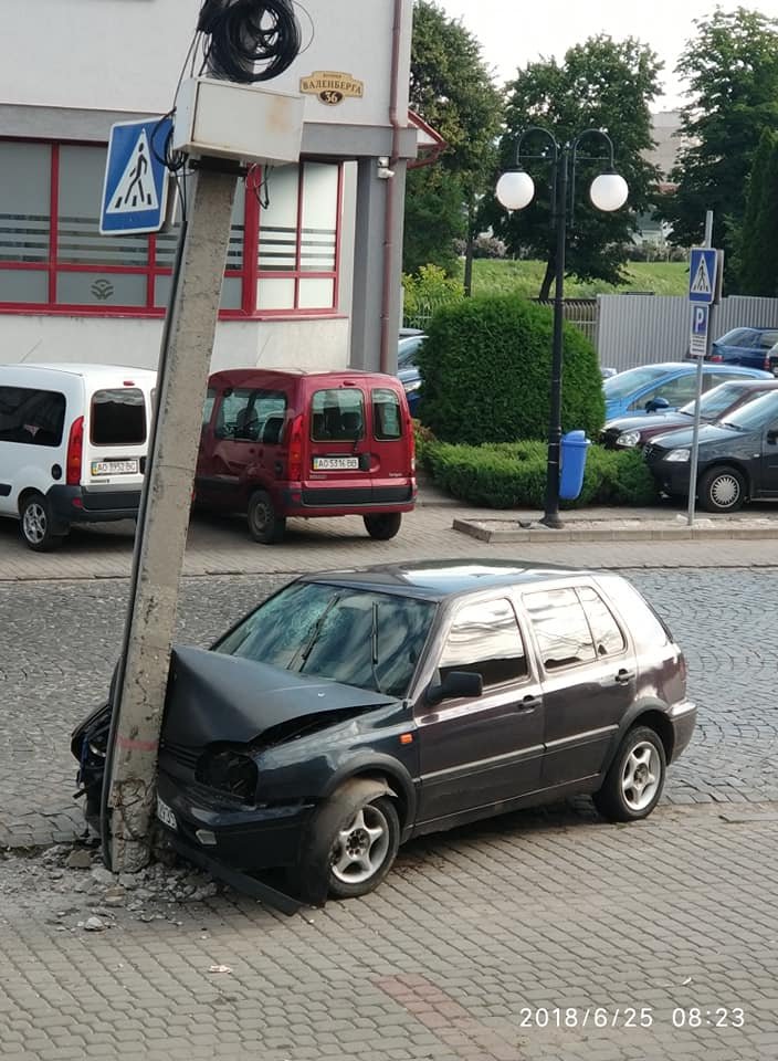У Мукачеві автівка врізалася в електроопору, знеструмивши частину міста