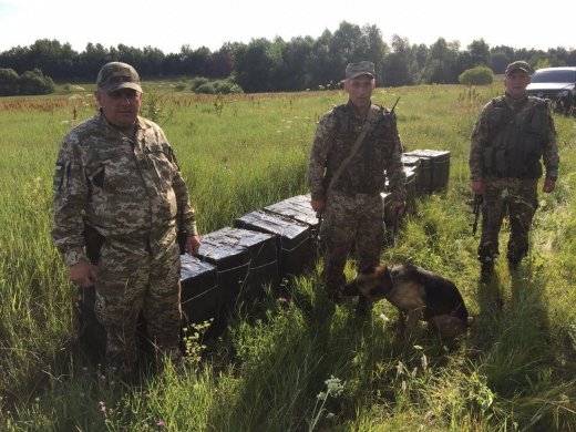 Майже 40 ящиків контрабандних сигарет виявлено на кордоні з Польщею та Румунії