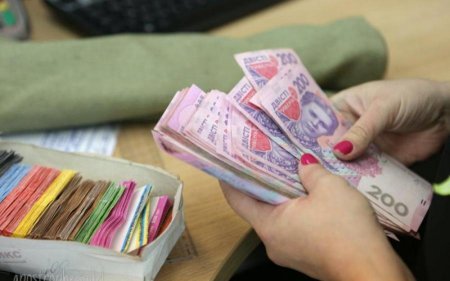 Середня зарплата побила рекорд: де найбагатші українці