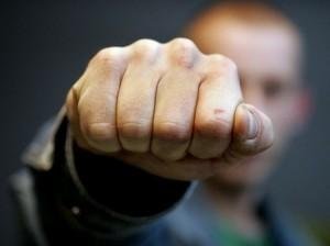 На Рахівщині двоє чоловіків відібрали в односельця скутер, телефон і гроші