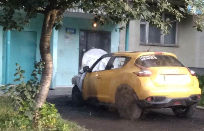 Сьогодні вранці у Мукачеві горів позашляховик (ФОТО)