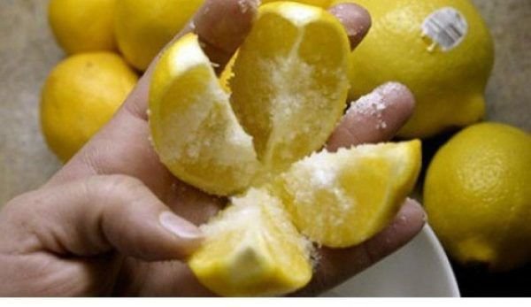 Несподівано: розріжте лимон, посипте сіллю і залиште на ніч на кухні. Результат вас вразить