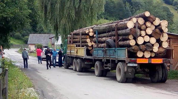 На Рахівщині затримали вантажівку з кругляком – соцмережі