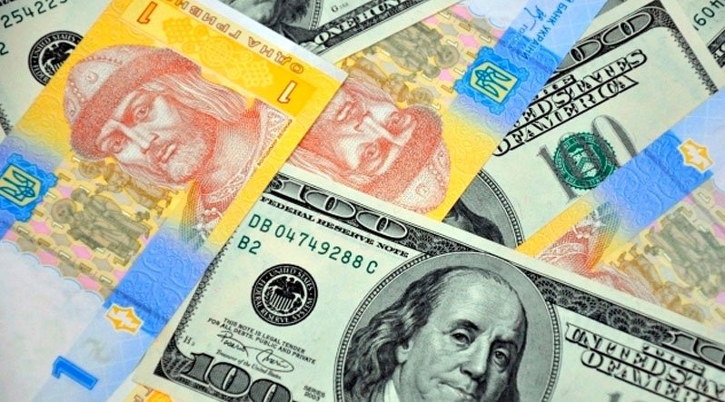 Експерти прогнозують, що вже на початку осені гривня почне знецінюватись
