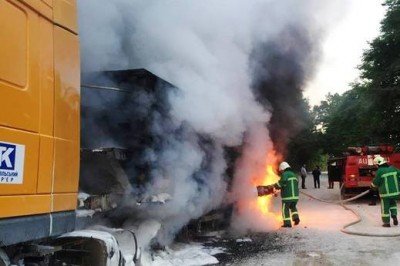 На Свалявщині під час руху загорілася вантажівка