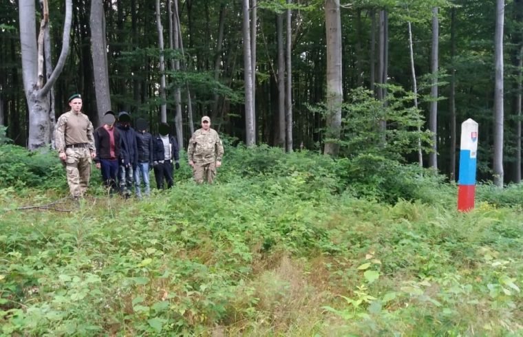 На Ужгородщині затримали 12 нелегалів з В'єтнаму (ФОТО)