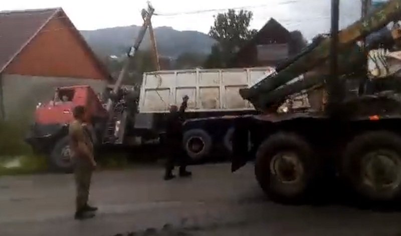 На Рахівщині вантажівка з тирсою заїхала в кювет. ВІДЕО