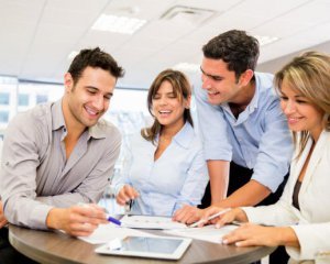 Чесні та з почуттям гумору: яких колег люблять на роботі
