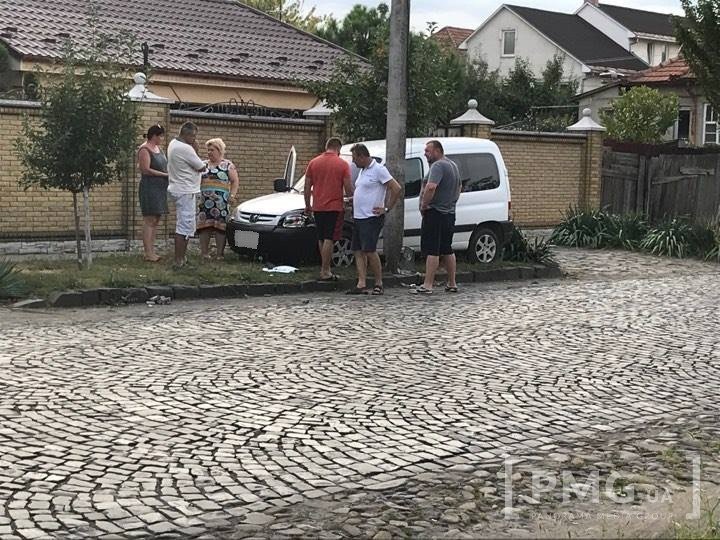 У Мукачеві "Пежо" в'їхало у бетонний стовп (ФОТО)