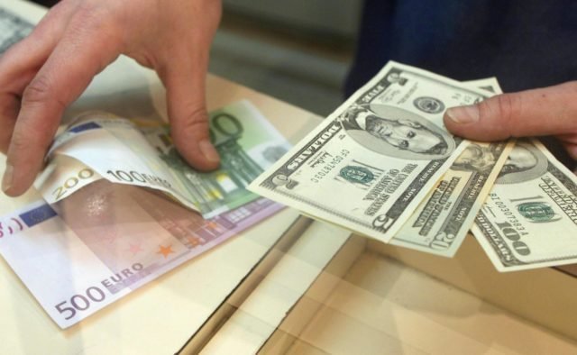 Українці активно скуповують долари