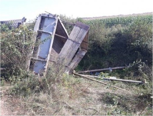 На Закарпатті контрабандист, втікаючи від прикордонників, загубив у кукурудзі причеп з сигаретами (ФОТО)