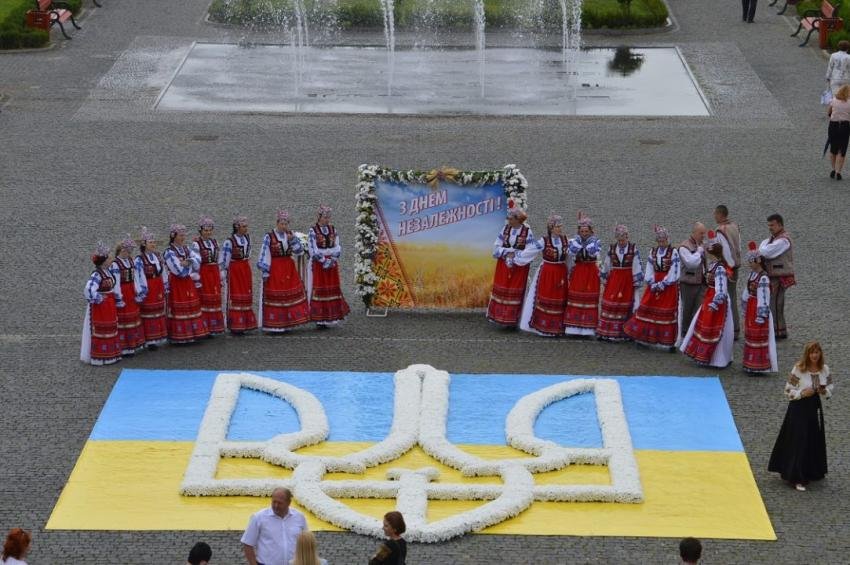 До Дня Незалежності головну площу Закарпаття прикрасить велетенська карта України і тризуб із живих хризантем