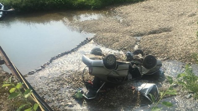 На трасі Львів-Ужгород автомобіль впав з мосту