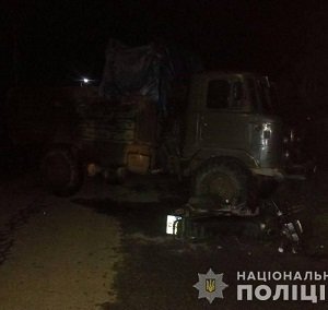 Аварія на Закарпатті: мотоцикліст в'їхав у вантажівку