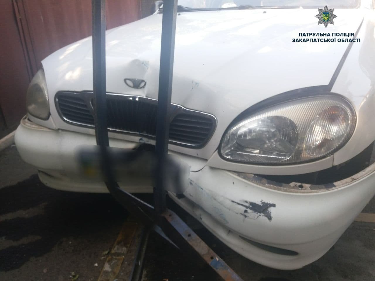 Авто в’їхало в автобусну зупинку: подробиці від патрульних