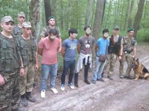 Поблизу Ужгорода виявили групу нелегалів: опубліковано ФОТО, ВІДЕО