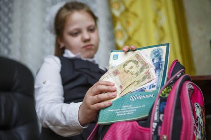Гриневич закликала батьків не здавати гроші на шкільні меблі для першачків