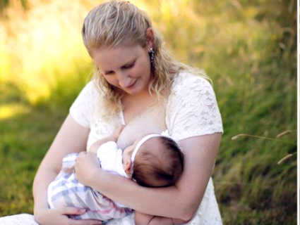 Жінка із унікальними грудьми рятує немовлят (фото)