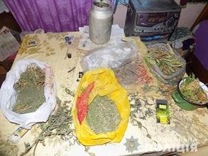 Рахівські поліцейські викрили місцевого мешканця на зберіганні та вирощуванні коноплі (фото)