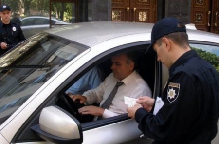 В яких випадках поліцейський має право зупинити транспортний засіб: чіткий перелік причин