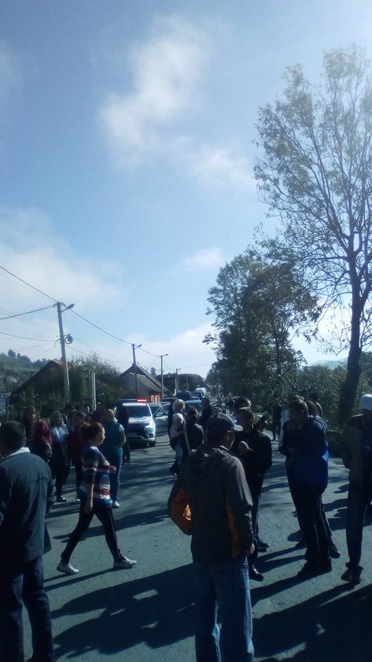 На Рахівщині перекрили дорогу