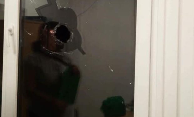 В Ужгороді п'яні хулігани розбили вікно в офісі і ледь не травмували жінку