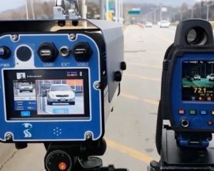 Фіксуватиме не тільки швидкість — патрульним видали нові прилади