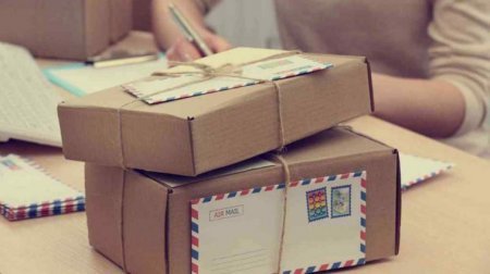 Вже з нового року українцям доведеться платити податок за посилки: пошта лякає колапсом