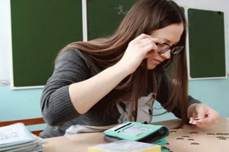 Уряд планує підвищити зарплати вчителям: коли та на скільки